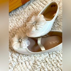 Children’s Place Girls Size 9 White Iridescent Dress Shoes